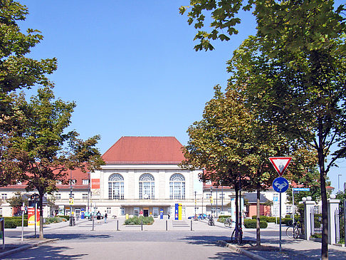 Bahnhofsgebäude Fotos